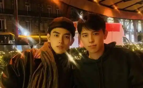 陈飞宇晒童年合照为陈凯歌庆生,父子相依,小家伙眉清目秀像极了妈妈