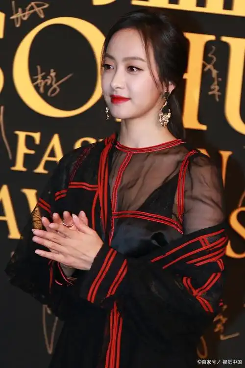 "宋茜大胆展示身材,自信穿搭引热议!