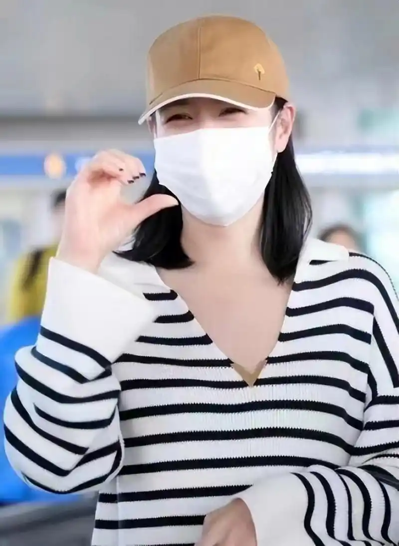 孙艺珍的机场造型收起了锋芒毕露的感觉,更有居家的温柔感,做了妈妈