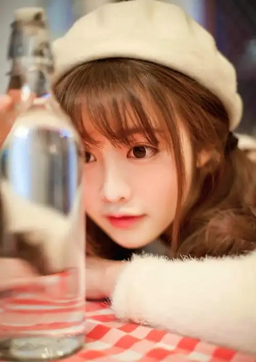 可爱萌妹子圆鼓鼓大眼清纯养眼