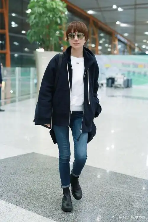 袁泉穿蓝色卫衣现身机场,搭配牛仔裤墨镜遮面,俏皮可爱