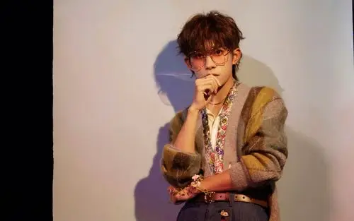 易烊千玺暖色光影帅气图片桌面壁纸