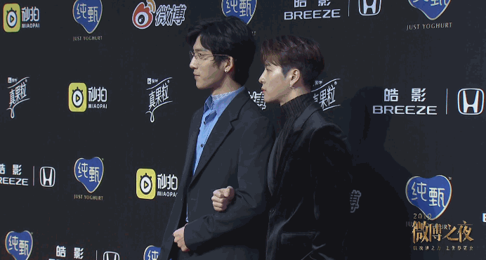 微博之夜男星红毯造型,王嘉尔挽井柏然,完全无偶像包袱