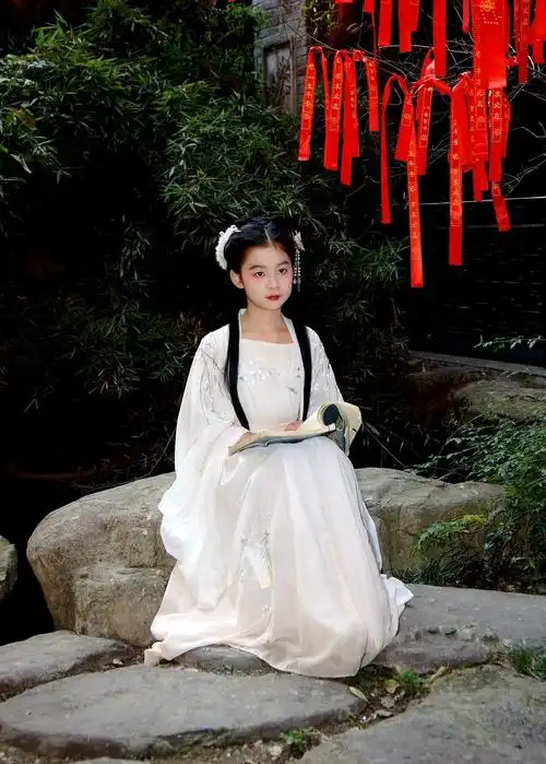 汉口里的古装小女孩