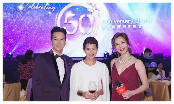 罗康瑞夫妇盛宴朱玲玲翠绿优雅罗宝瑜神情冷漠