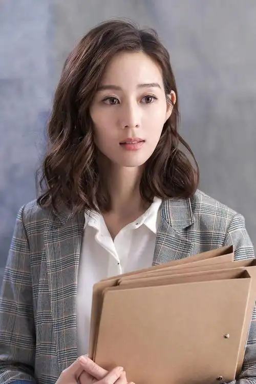 减龄女发型齐肩烫发(奔五的女人烫发更有气质)(2)