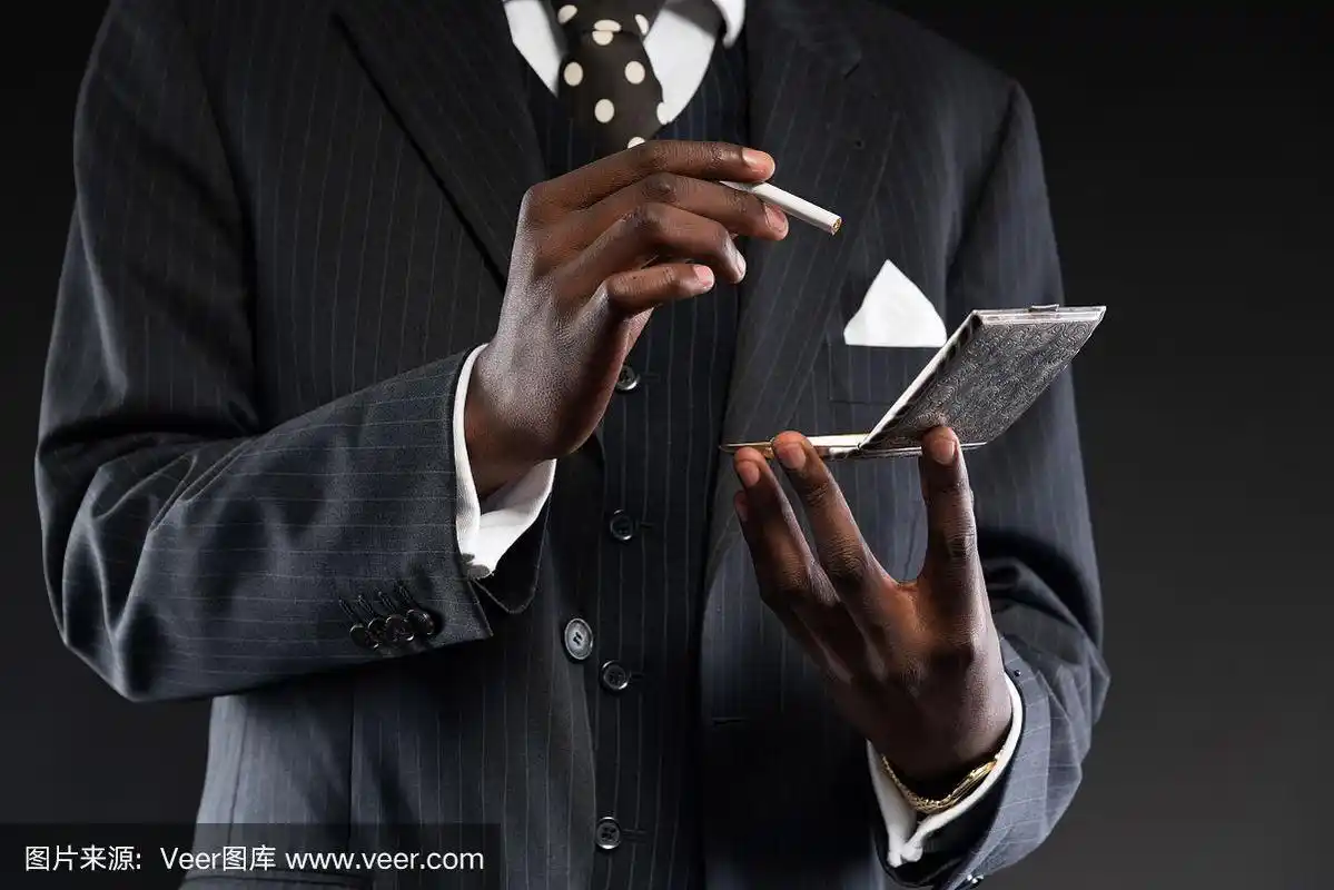 特写的手拿着一根烟.复古的美国黑帮男.