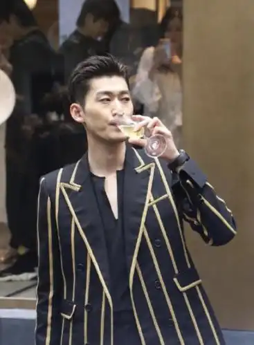 张翰梳大背头蓄胡渣子油腻新造型未经修图尽显沧桑