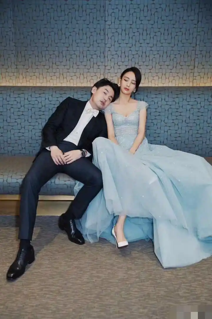 雷佳音微博晒与佟丽娅的合影,动作太过亲密引怀疑