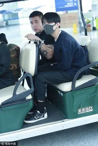 被助理吓到!易烊千玺口罩难遮清秀面庞 坐摆渡车与纹身"大哥"热聊