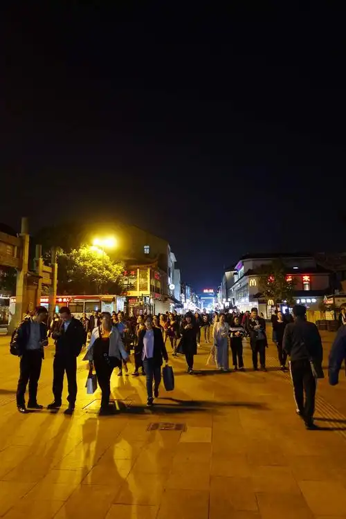 到正山门了,现在逛街的人多起来了!