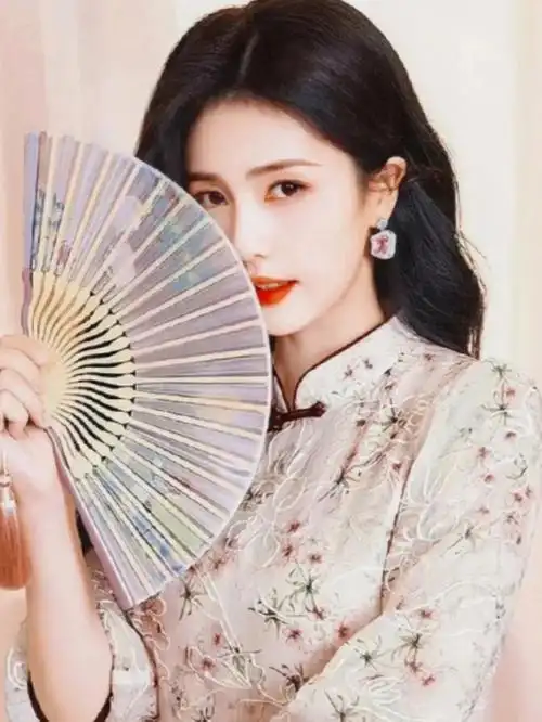 谁穿旗袍更好看在这里我选赵露思