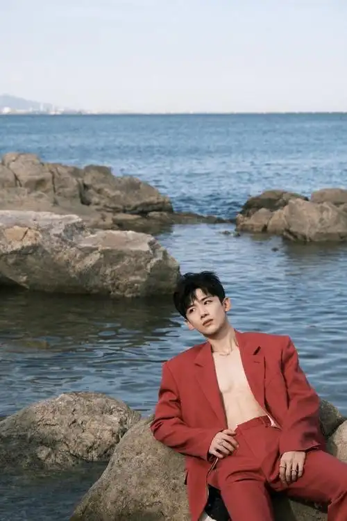 白敬亭#bjt#白敬亭李沐风#    分享一组我用了好久好久好久的壁纸