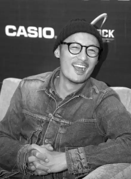 "潮男"余文乐变光头