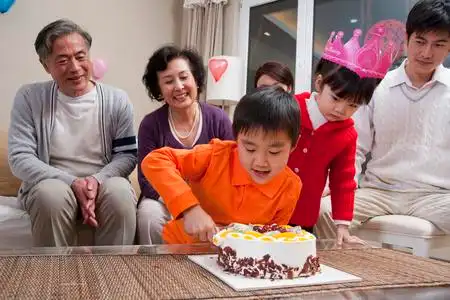 温馨生日传统家庭照片