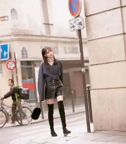 郑爽穿迷你皮裙过膝长靴,配色简约清爽,却也不失初秋的温暖感