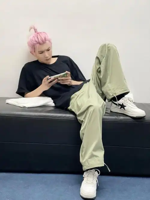 新浪娱乐讯 22日,王源工作室晒出一组王源粉发小辫造型照,照片中王源