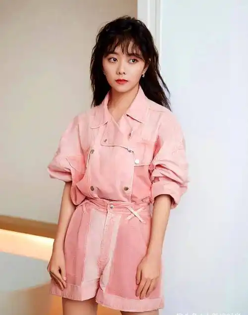 别看谭松韵人小,打扮起来气质照样惊艳,身高162也能美得出众!