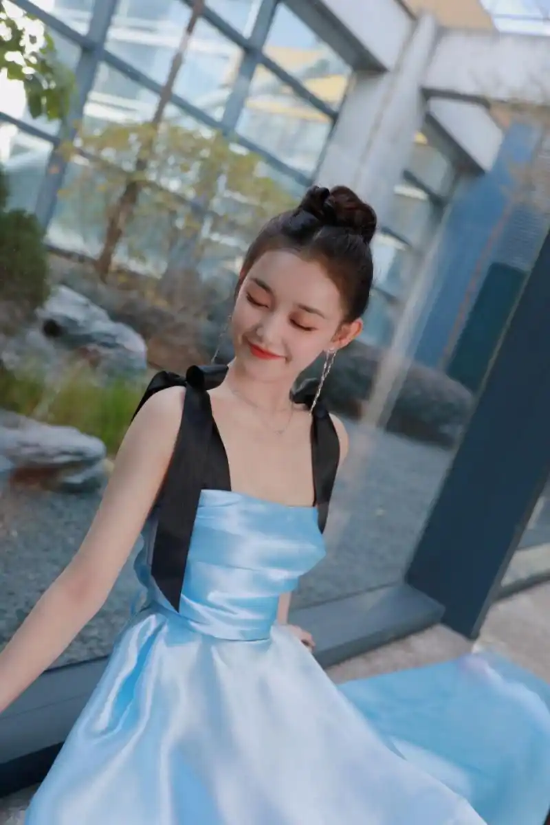 现在的00后不得了!20岁的蒋依依穿低胸扮在逃公主,身材让人羡慕