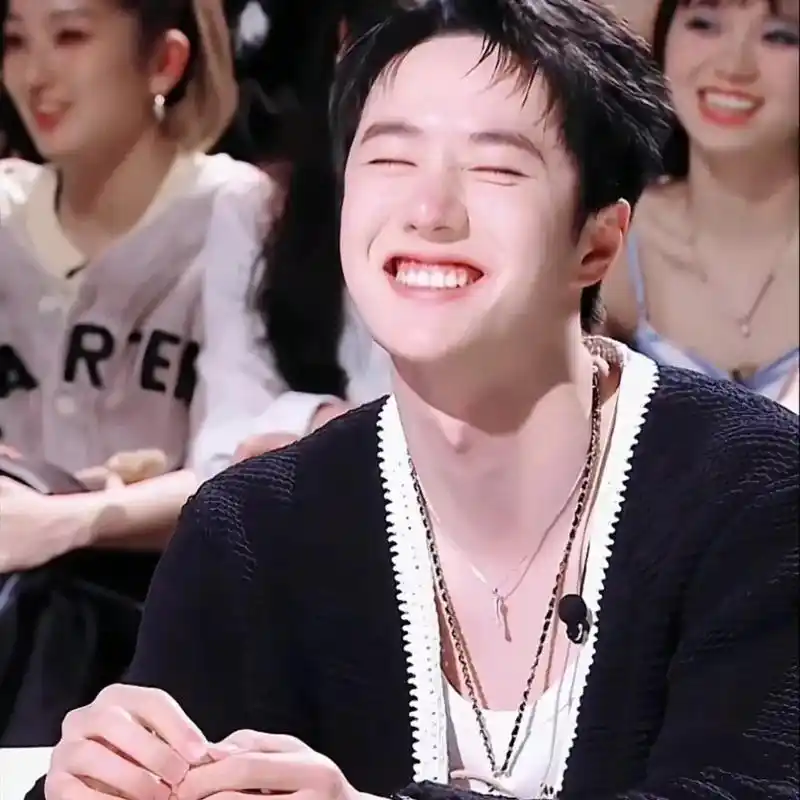 我就在此刻 突然爱上你 的开怀大笑#王甜甜 #王一博 #笑容 - 抖音