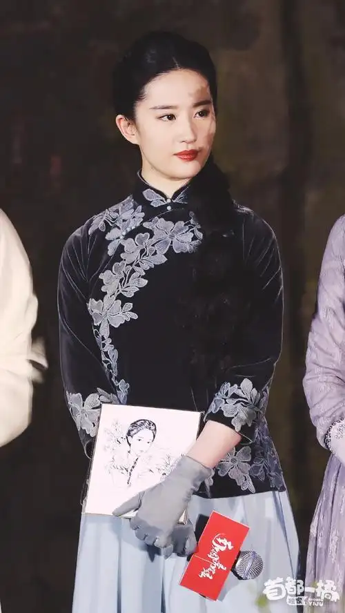 刘亦菲穿民国装出席新剧《南烟斋笔录》发布会,肤白貌美笑容甜美