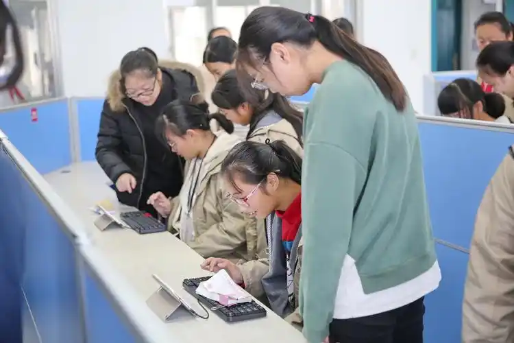 小海中学初中生来我校参加职教体验活动