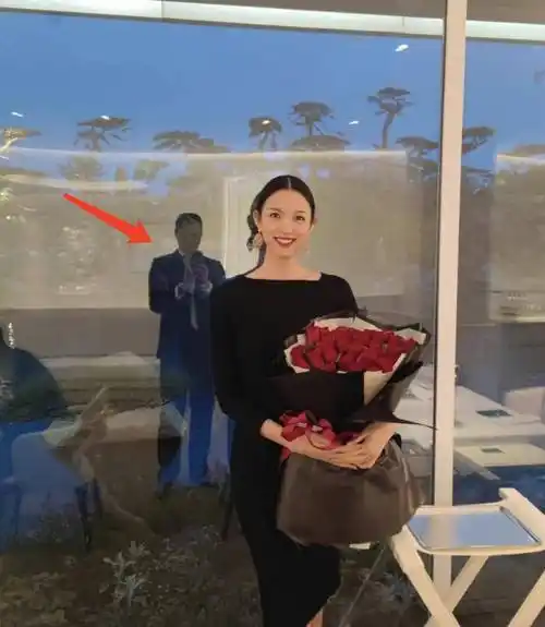 张梓琳庆祝结婚12周年,晒夫妻同框共进晚餐,丈夫送玫瑰浪漫有型_聂磊