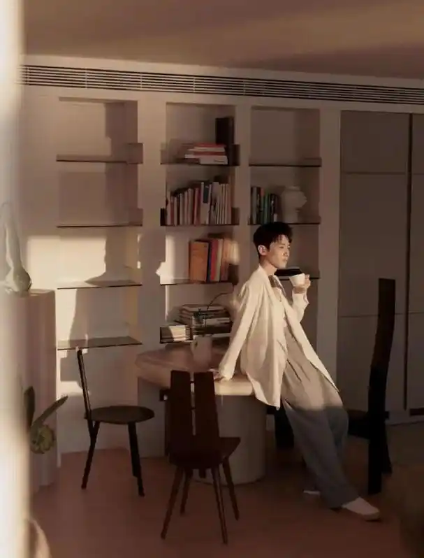 白敬亭的"豪宅"火了,全屋那叫一个极简,没有一丝俗气,真羡慕