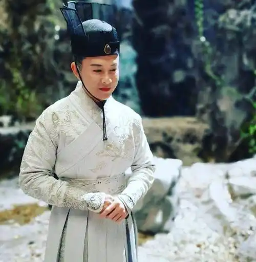 仙剑1刘晋元扮演者消失多年,如今以浓妆艳抹满头白发回归_王禄江_观众