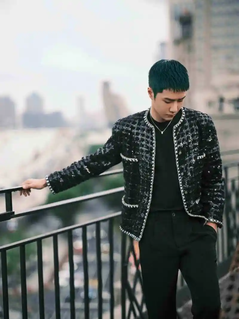 粉丝火眼金睛,王一博染了银白色头发.