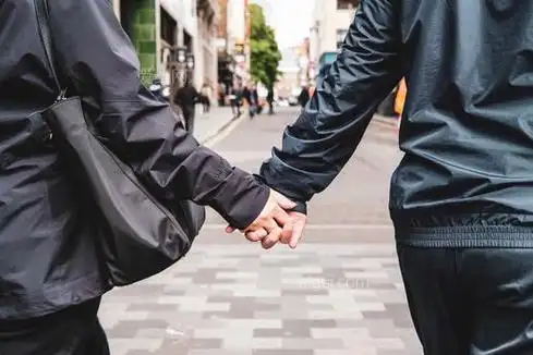夫妻手牵手(couple walking hand in hand)