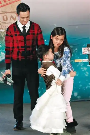 杨阳洋喜获"女神多多"么么哒