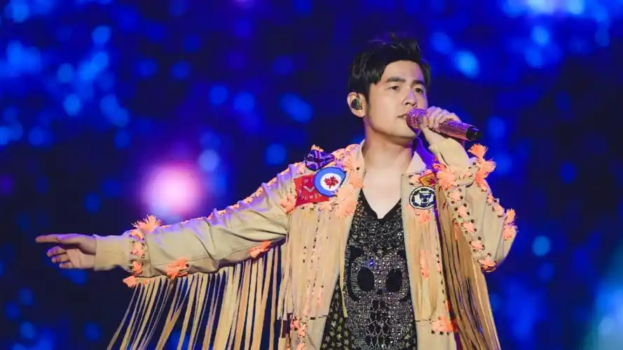 周杰伦悉尼演唱会延迟开场,大量歌迷冒雨等待,本尊现身燃爆全场