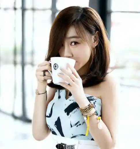 薛佳凝一身all black朴素简单,手上的亮点让人惋惜