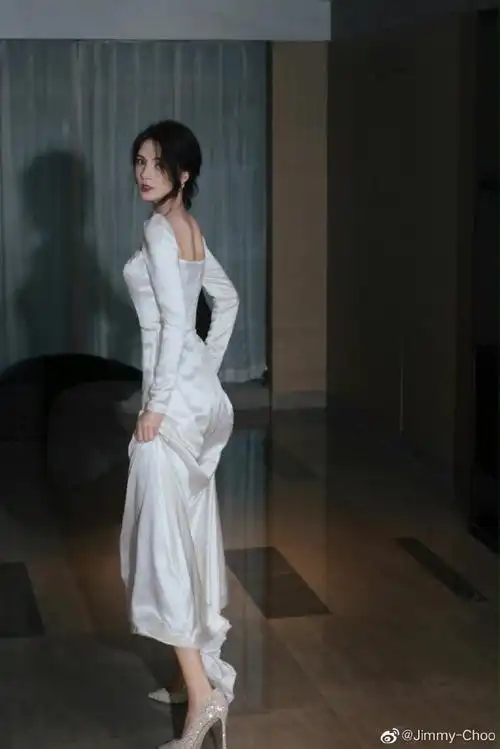 张予曦以一袭缎面礼服搭配romy高跟鞋,熠熠闪粉点亮足尖温柔,让优雅