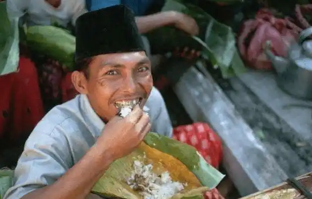 为什么印度人用手吃饭真是因为穷吗不使用餐具背后值得深思