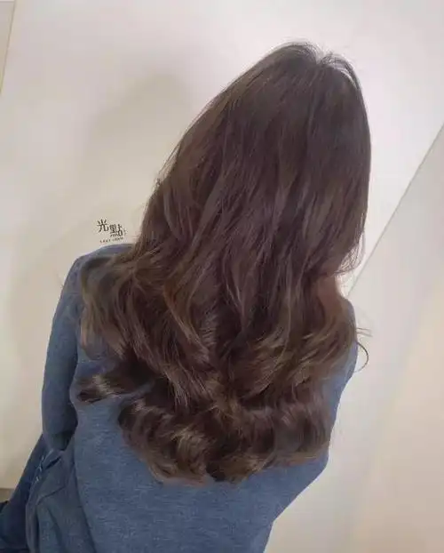 73"半烫卷"几乎是所有想要烫发的长发妹子的烫发首选,不仅不会看着