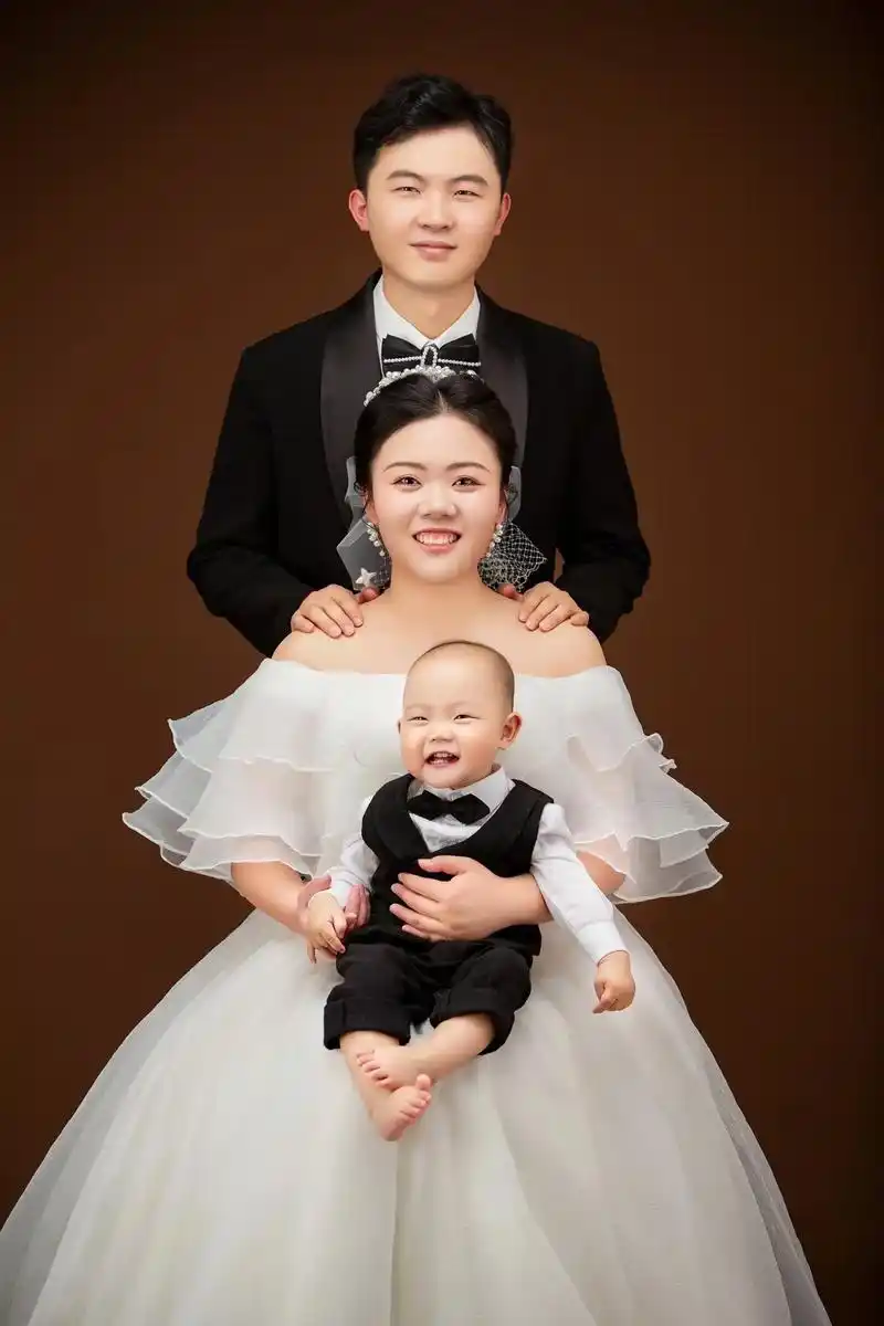 周岁照出炉 #全家同框 #一家三口 帅帅的小男孩周岁照新鲜 - 抖音