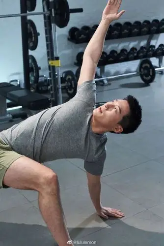 谁说撸铁的人不能练瑜伽窦骁喊你练瑜伽了