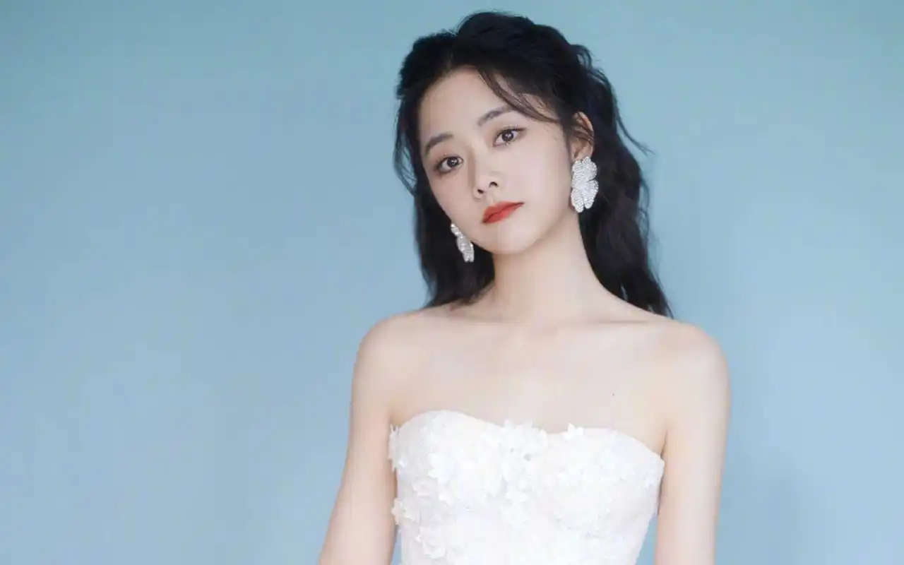 谭松韵蕾丝白裙唯美写真桌面壁纸