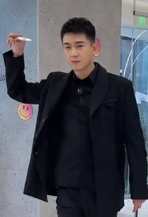 林更新开理发店价格昂贵,请圈内明星宣传,用订书器给网红做造型