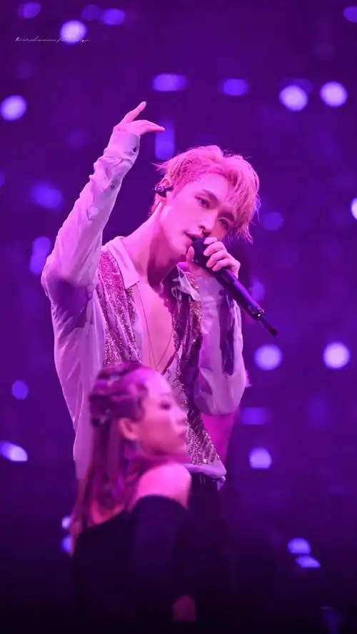 张艺兴女团正面照