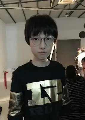 地区:大陆 主持:麻辣香锅 简介: 麻辣香锅英雄联盟解说