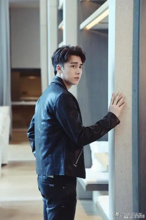 男生纹理烫发型图片(纹理烫成为男神必备造型手法)