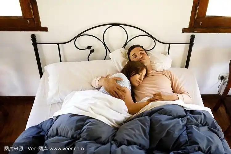 抱着对方睡觉的情侣.