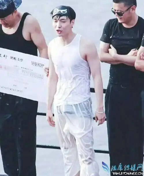 而张艺兴穿的一身衣服都很薄,落水以后内裤直接都露