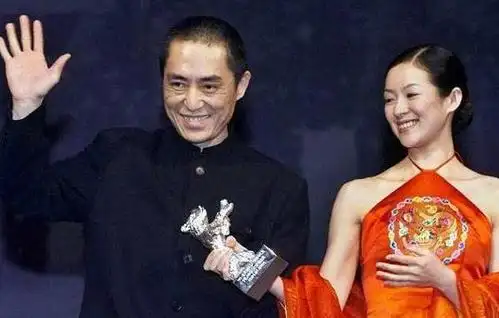 2000年,章子怡和张艺谋上台领奖,下台后张艺谋为何暴怒大骂?