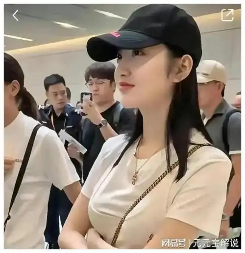 机场偶遇景甜火爆美丽惊艳全场