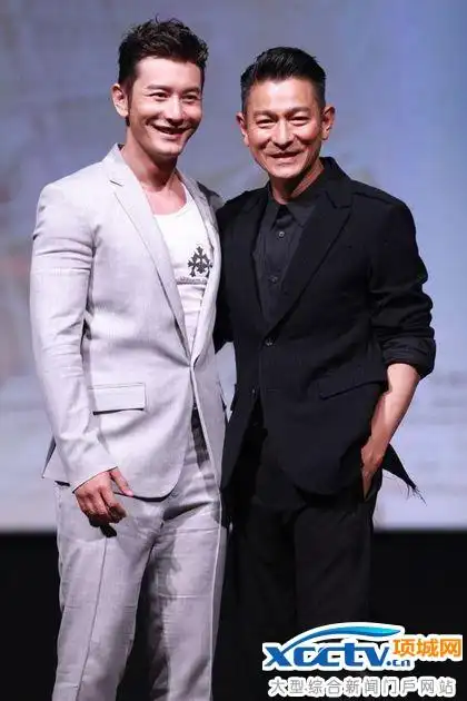 刘德华(右)和黄晓明昨在北京出席《王牌逗王牌》首映礼.