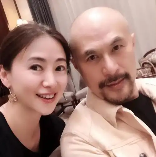 回顾老戏骨徐锦江戏里猥琐生活中痴情好男人他对妻儿有亏欠